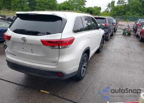 2018 Toyota Highlander Le/Le Plus z USA, uszkodzony, nr VIN 5TDBZRFH4JS495995